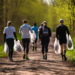 Jogger in Lichtenrade sammeln Müll beim Plogging entlang des ehemaligen Mauerstreifens